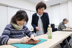 日達さん（中）のアドバイスを受けながら、切り絵を楽しむ参加者