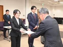 小野会長（同ＪＡ常務理事）から認定書を受ける小島さん