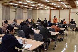 生産者に呼びかける小出係長