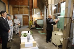 安全を祈願しながら精米機の稼働スイッチを押す小林社長