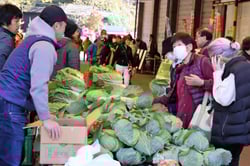 来場者で賑わう野菜販売コーナー