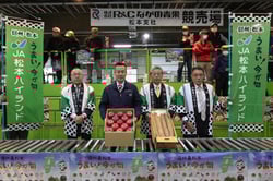 買参人や市場関係者に「サンふじ」と「ナガイモ」をＰＲした