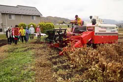 コンバインでの収穫作業を学んだ大豆栽培加工セミナー