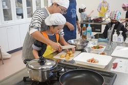 ジャガイモを包丁で切り分ける参加者