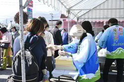 多くの来場者が訪れたおにぎりとキノコ汁の振舞い