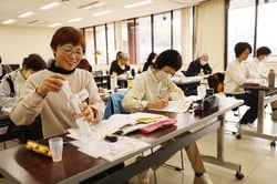 マイ防災ボトルに入れる品物を考える受講生