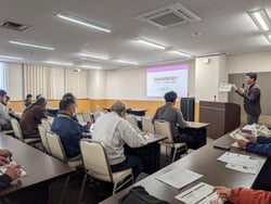 会議で説明をする上伊那農業農村支援センターの担当職員