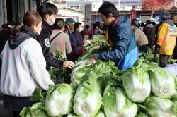 野菜を買い求める来場者
