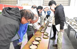 整粒値や胴割れ米を目視で判定する審査員ら