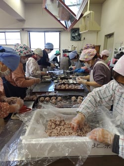 料理をする女性部のメンバー