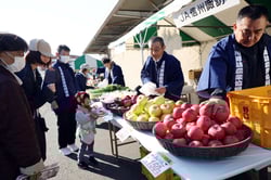 旬のリンゴなどを並べ、多くの人が訪れたJA信州諏訪コーナー