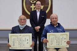 表彰状を手にする中川さん（左）と百瀬さん（右）