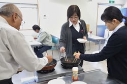 ２種を食べ比べる職員ら