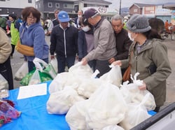 牧大根を買い求める来場者（安曇野市穂高）
