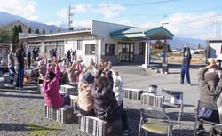 施設で実際に行っている体操を利用者と行う参加者