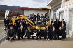 バックフォーの寄贈式