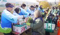 ６０周年記念ロゴ入りサンふじとセルリーを受け取る松本山雅サポーター