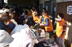 多くの来場者で賑わう売り場（長野県安曇野市で）