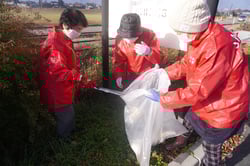 ゴミを拾う女性部員ら