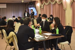 熱心に意見交換する担当者