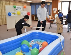 釣りゲームを楽しむ親子