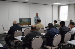 生産者に呼びかける春日会長