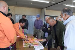 実演で出荷規格を確認する生産者ら