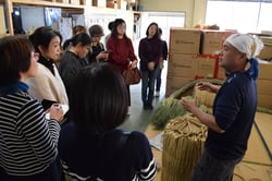 わら細工への想いを伝える酒井代表（右）