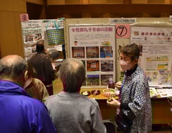活動をＰＲする清水支会長（写真右）