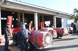 持ち込まれたＳＳを分担して点検する職員ら