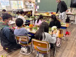 部員と一緒にアレンジメントを楽しむ児童