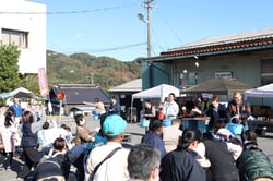 餅投げをする女性部員ら