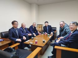 花き市場関係者と懇談する眞島組合長（左から3番目）