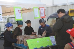 自慢のお米を販売する児童