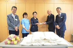 木下会長（右から２人目）目録を受け取る麻沼施設長（左から３人目）
