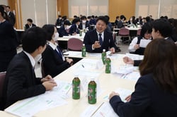グループワークで交流する担当者ら