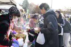 キノコ汁の振る舞いを求める来場者