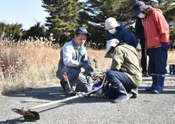 刈払機を操作する参加者と説明をするメーカー担当者