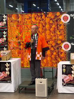 市場で市田柿をＰＲする中村組合長