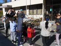 繭玉と餅花を飾り付ける住民ら