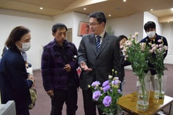 導入予定の試作品種に意見を寄せる市場担当者（右）と生産者ら（長野県伊那市で）