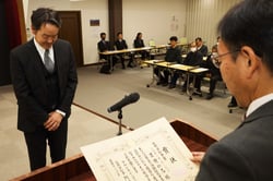 長野県知事賞を受賞し、表彰状を受け取る星野さん