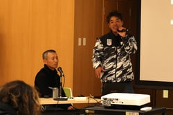 講話する大月さん（右）と森崎さん（左）