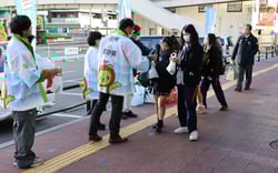 牛乳を配布する協議会メンバー