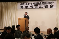 今年度を振り返りあいさつする植松委員長