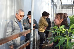 栽培管理について説明する有賀さん（右）