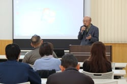 土壌還元消毒試験の中間報告を行う原田さん