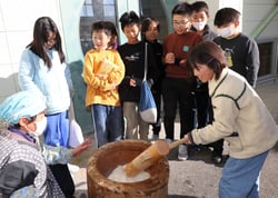 「よいしょ！」の掛け声で餅つきを盛り上げる児童ら