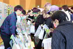 担当者から商品の説明を受ける参加者