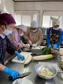 協力して作業する女性部員